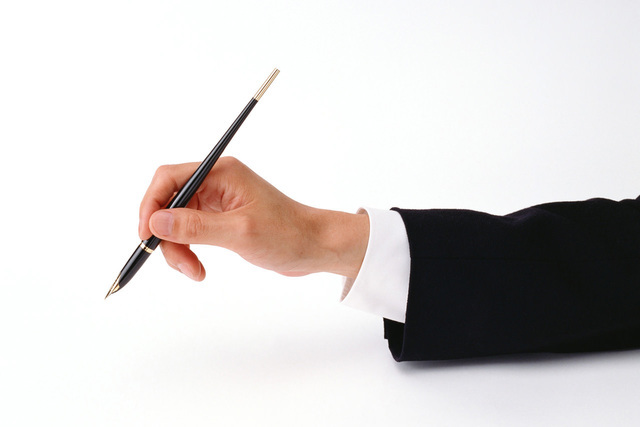 ペンを持つ男性の手の写真