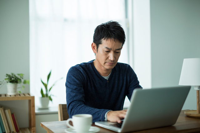 PCを使用している男性