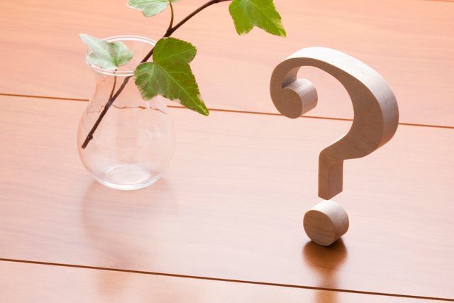 ?マークと葉っぱの写真