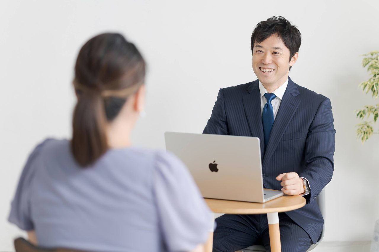 代表司法書士 板垣隼が相談者のお話を伺っている無料相談の様子