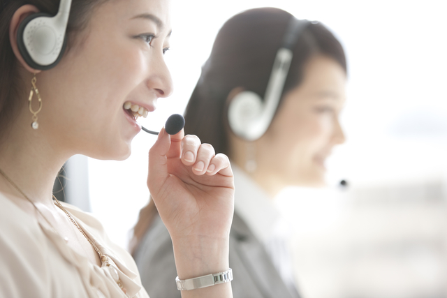 電話相談している女性