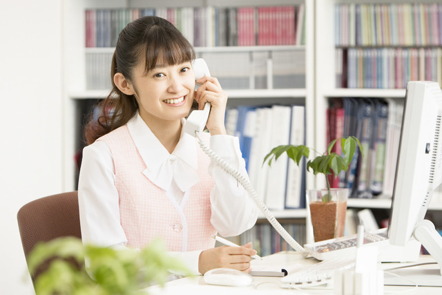 電話をしている女性の写真