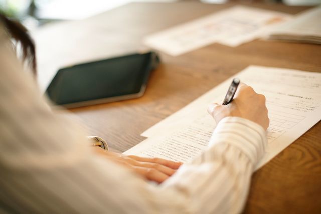 書類に記入している写真