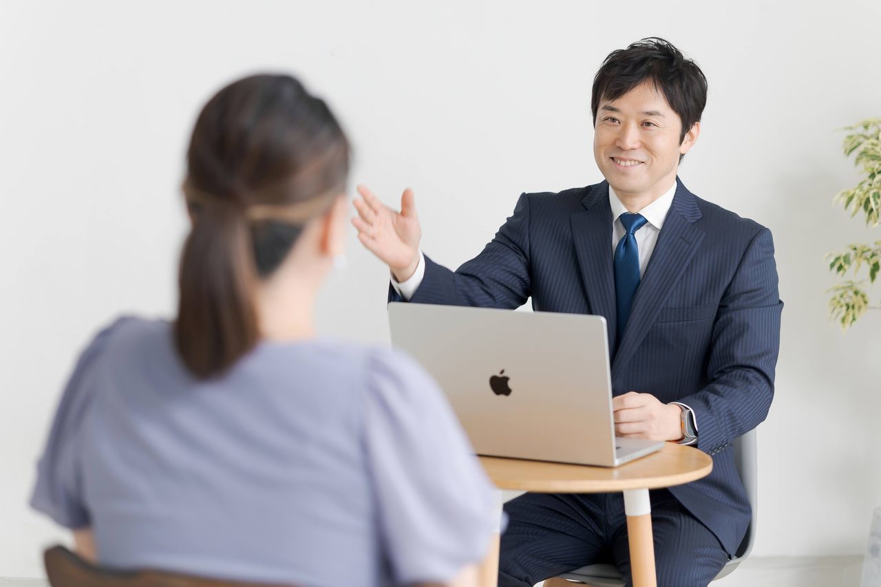 代表司法書士 板垣隼が手続きの流れを説明している相談風景