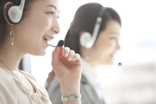 電話相談している女性